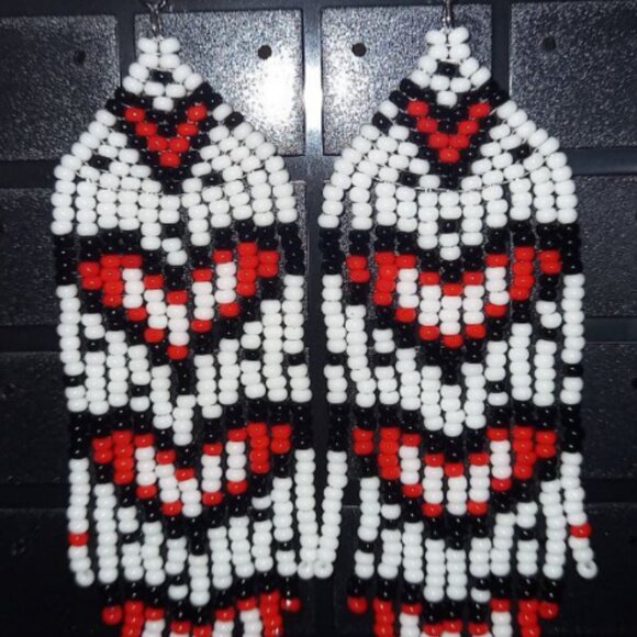 🖤❤️ Handmade Heart Beaded Earrings ❤️🖤 - Picture 3 of 4